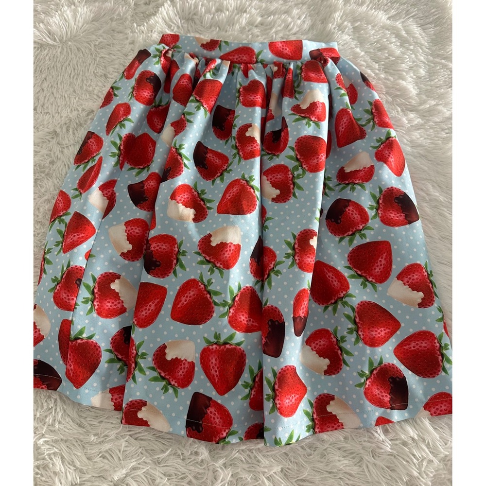 Trash strawberries skirt sz M medium‎